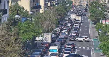 Bakının bir sıra yollarında nəqliyyatın sıxlığı yaranıb