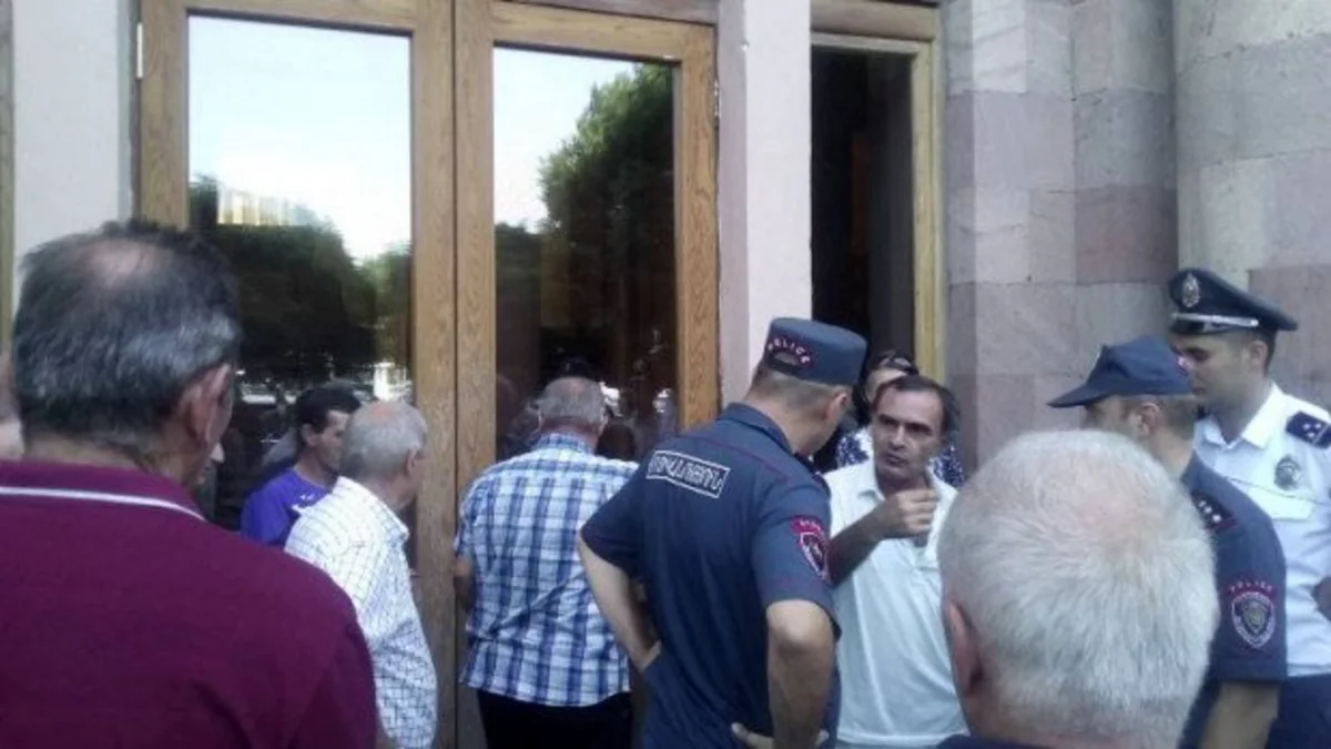 В Ереване сотрудники завода Наирит заблокировали здание правительства Армении