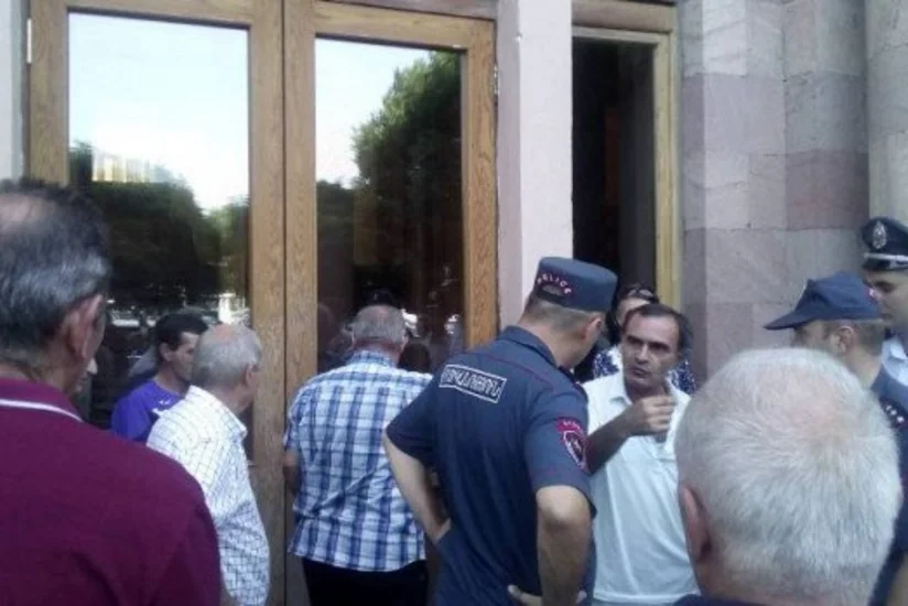 В Ереване сотрудники завода Наирит заблокировали здание правительства Армении