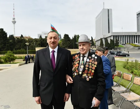 Prezident İlham Əliyev 9 May - Qələbə bayramı münasibətilə Bakıda keçirilən mərasimdə iştirak edib - YENİLƏNİB