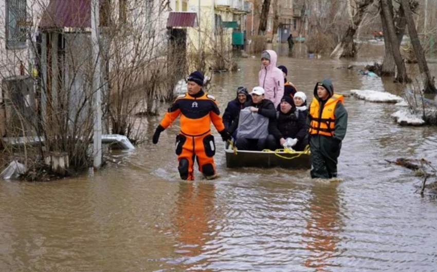 Qırğızıstan daşqınlardan zərər çəkmiş Qazaxıstana 300 ton humanitar yardım göndərib