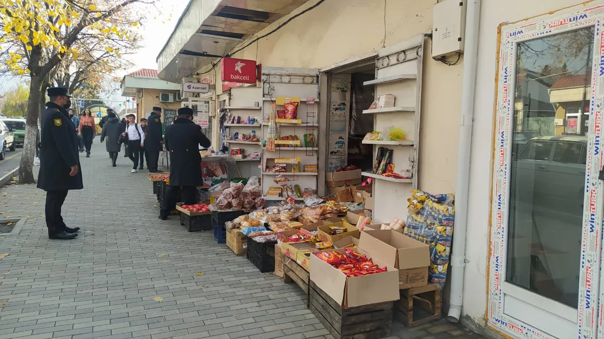 Qanunsuz küçə ticarəti ilə məşğul olan 20-yə yaxın satıcı cərimələnib