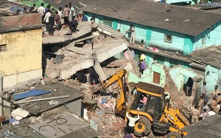 Residential building collapse in India leads to death and injury - VIDEO