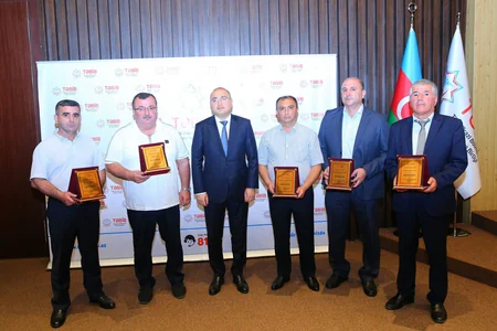 Prezidentin sərəncamı ilə təltif edilən tibb işçilərinə mükafatlar təqdim olunub
