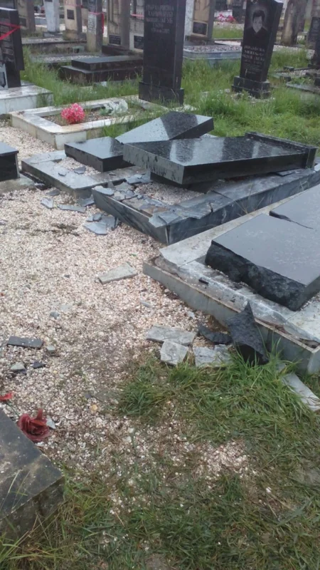 Astarada məzar daşlarını sındıranlar polis tərəfindən saxlanılıb - FOTO