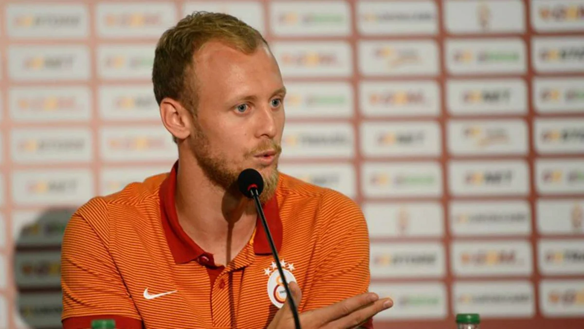 Qalatasaray sabiq futbolçusunu heyətinə qatıb