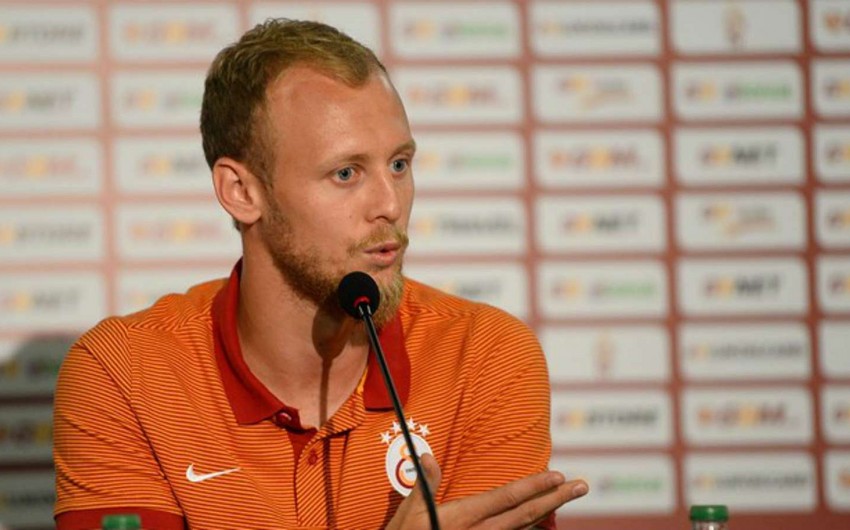 Qalatasaray sabiq futbolçusunu heyətinə qatıb