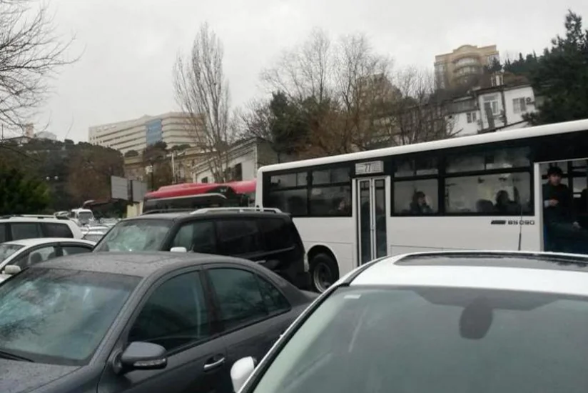 В Баку в нескольких направлениях отмечается медленное движение транспорта