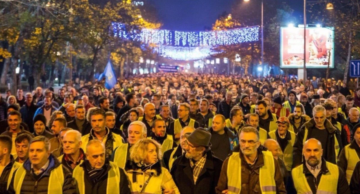 В Черногории оппозиция вышла на акцию протеста в жёлтых жилетах