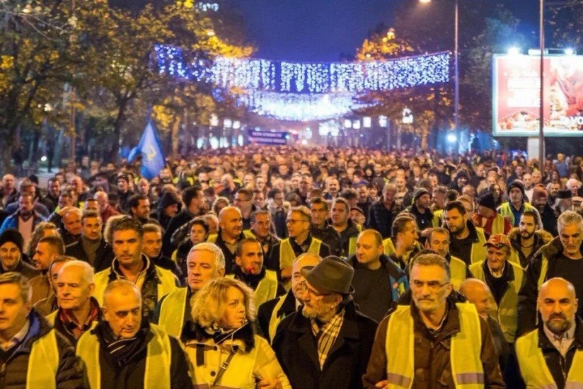 В Черногории оппозиция вышла на акцию протеста в жёлтых жилетах