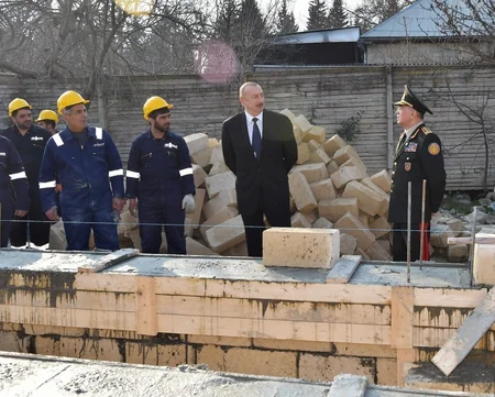 Prezident Ağsuda zəlzələnin nəticələrinin aradan qaldırılması ilə bağlı görülən işlərlə yerində tanış olub