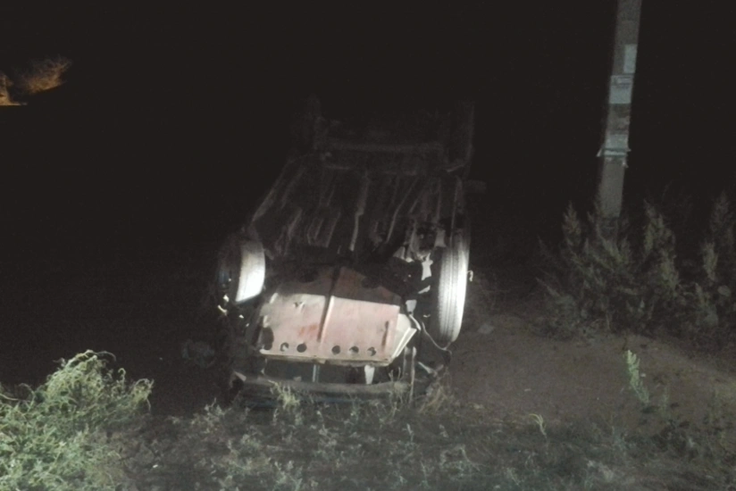 Qaxda minik avtomobilinin aşması nəticəsində 2 nəfər xəsarət alıb