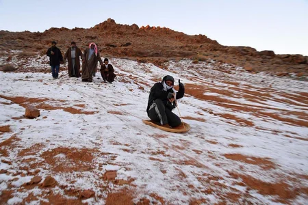 Snow falls in Saudi Arabia's north - PHOTO