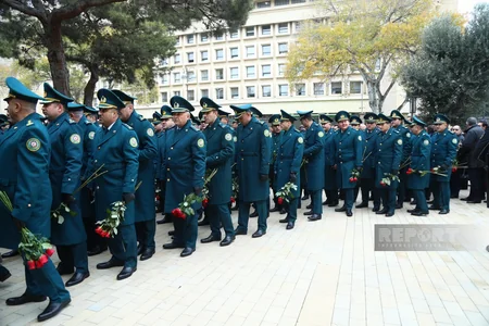 Azərbaycan xalqı Fəxri xiyabanda Ümummilli Liderin məzarını ziyarət edir