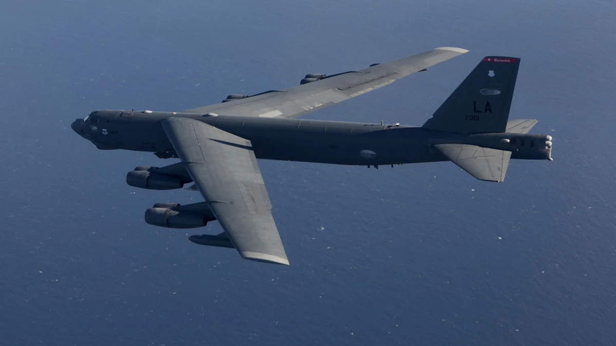 В США у бомбардировщика B-52 отвалился двигатель во время полета