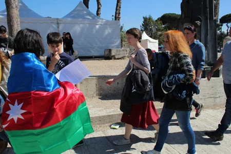 Азербайджанская молодежь провела в Риме акцию, протестуя против визита Сержа Саргсяна