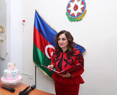 Azərbaycanın 10 milyonuncu sakininin doğum haqqında şəhadətnaməsi onun valideynlərinə təqdim olunub