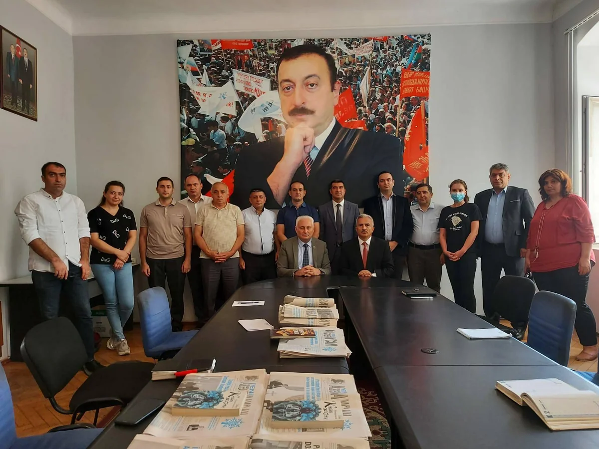 “Yeni Azərbaycan” qəzetinin yeni baş redaktoru kollektivə təqdim olunub