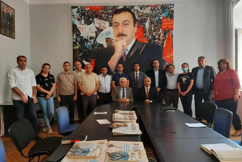 “Yeni Azərbaycan” qəzetinin yeni baş redaktoru kollektivə təqdim olunub