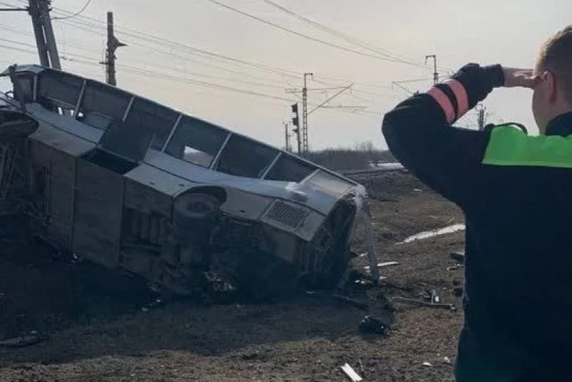 Восемь человек погибли при столкновении автобуса с поездом в Ярославской области