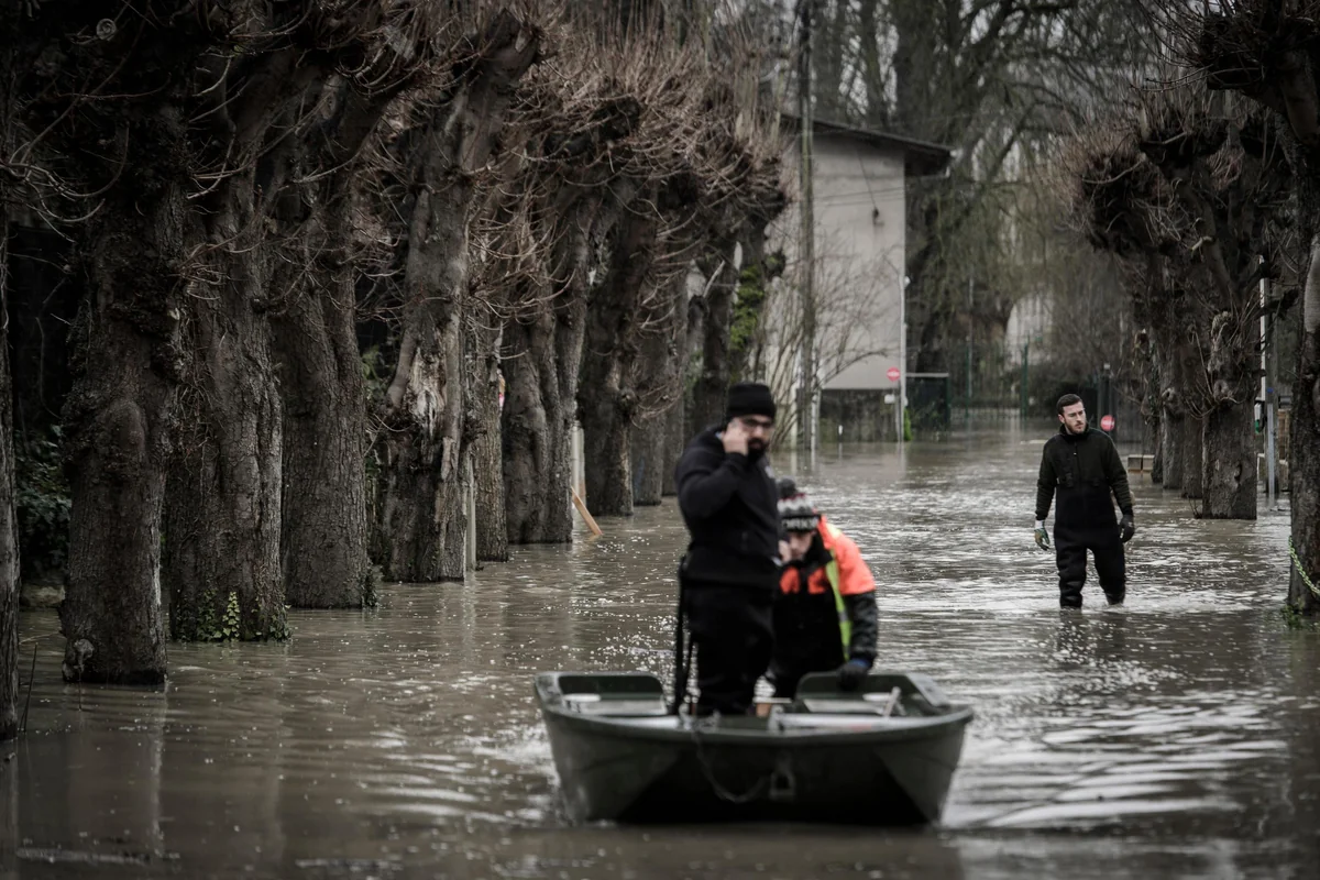 Parisdə Sena çayında suyun səviyyəsi maksimuma çatıb