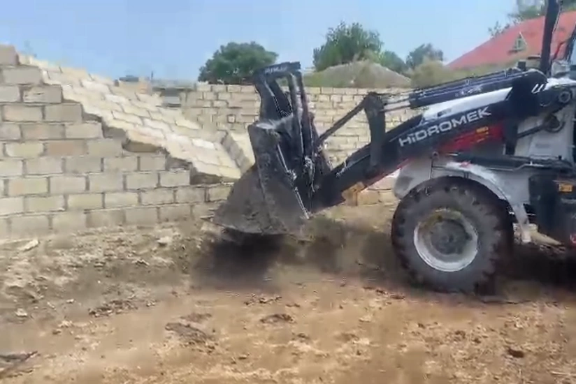 Zərdabda qanunsuz tikili sökülüb