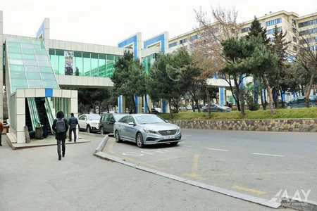 Bakıda yerüstü piyada keçidinin sıradan çıxmış eskalatorları təmir edilir
