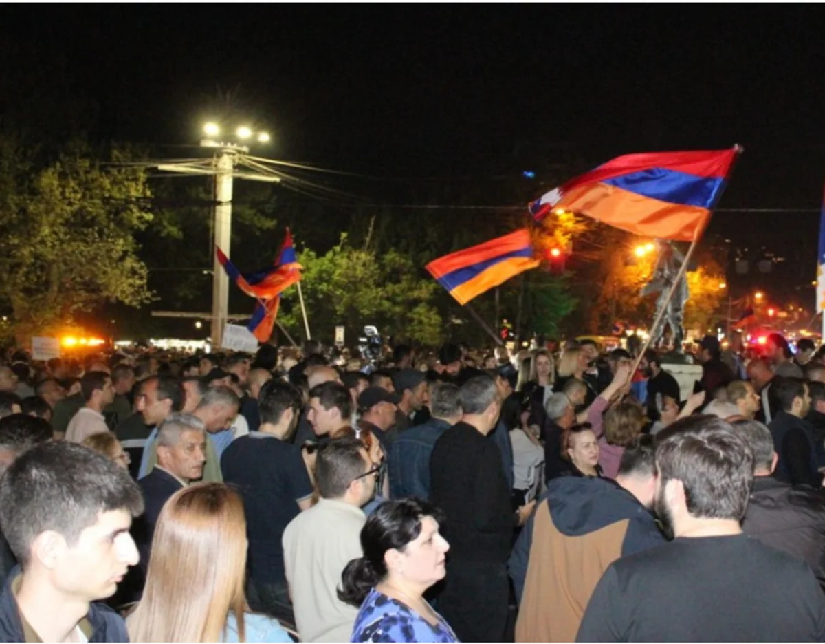 В Ереване оппозиция начала вечернее шествие