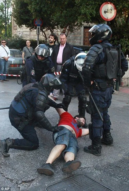 ​Polis Afinanın mərkəzində nümayişçilərə qarşı güc tətbiq edib - VİDEO