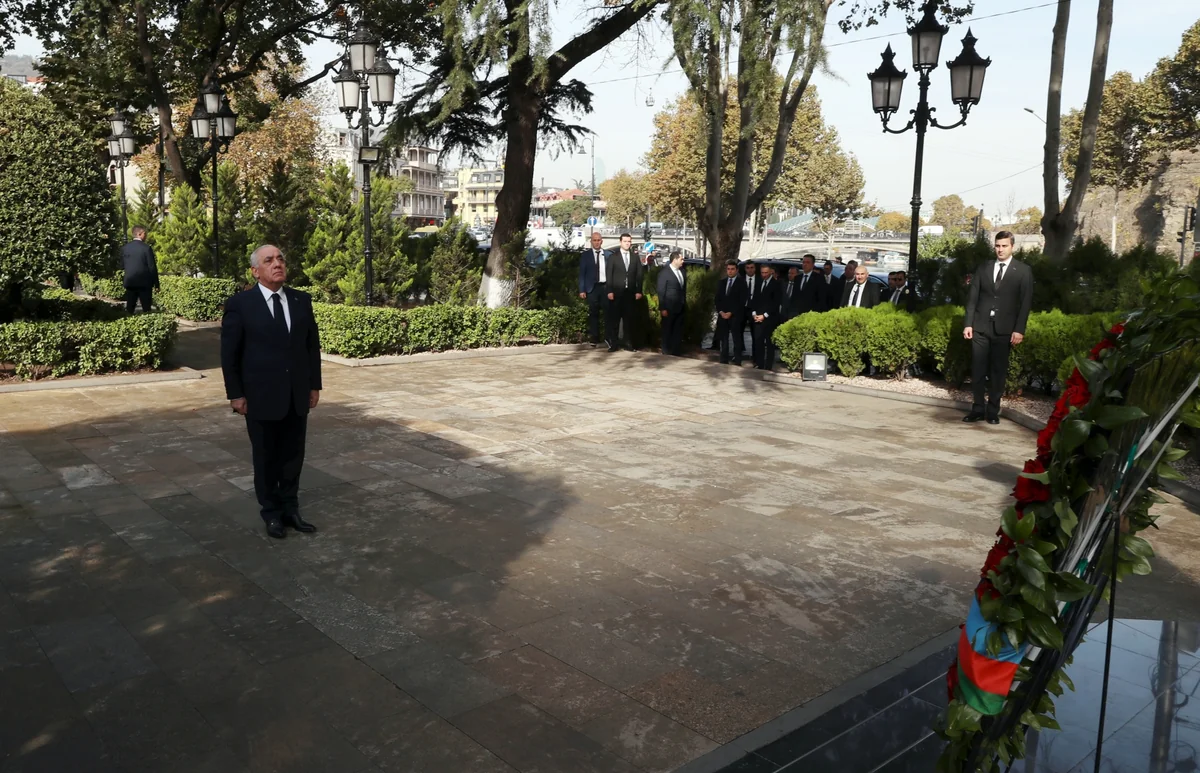 Əli Əsədov Tbilisidə Heydər Əliyevin abidəsini ziyarət edib
