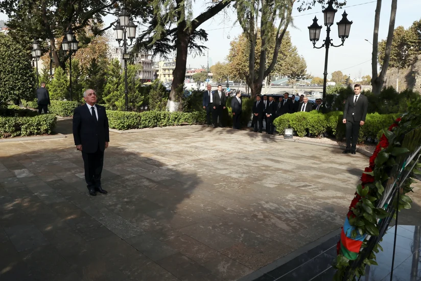 Əli Əsədov Tbilisidə Heydər Əliyevin abidəsini ziyarət edib