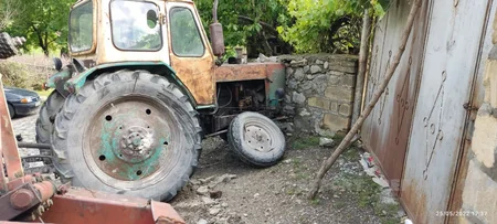 Şəkidə qəzaya düşməmək üçün özünü traktordan atan sürücü ölüb
