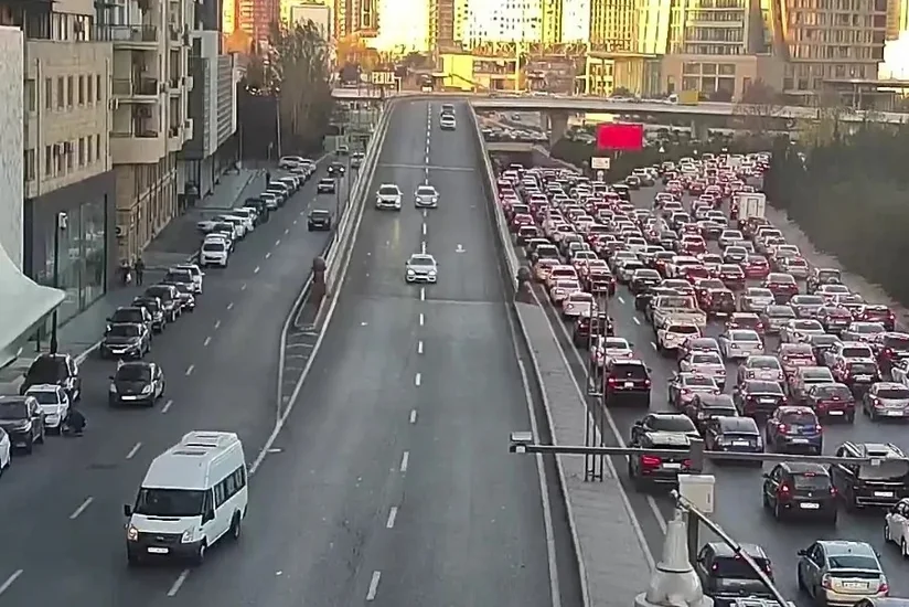 Bakının bir sıra küçə və prospektlərində tıxac yaranıb - SİYAHI