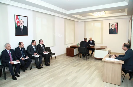 İqtisadiyyat naziri Biləsuvarda vətəndaşları qəbul edib