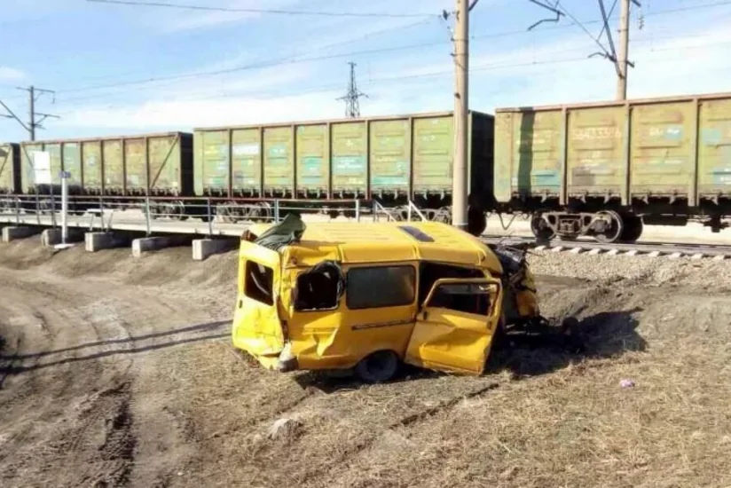 В Баку грузовой автомобиль столкнулся с поездом