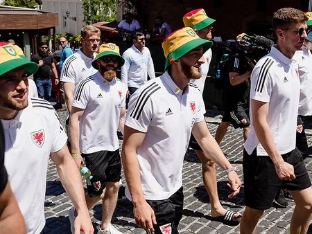 Uels millisi Bakıda gəzintiyə çıxıb