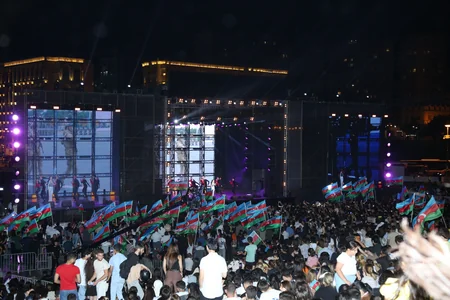 Heydər Əliyev Mərkəzinin parkında Milli Qurtuluş Gününə həsr olunan konsert keçirilib