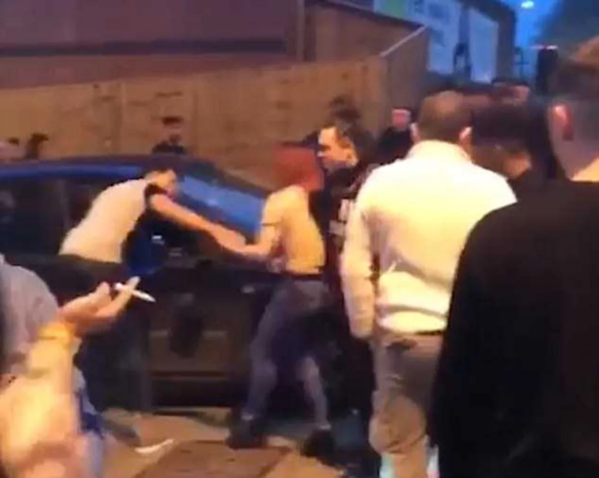 Водитель трижды наехал на толпу в Британии - ВИДЕО