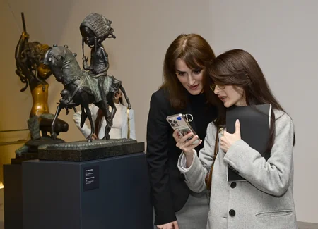 Heydər Əliyev Mərkəzində heykəltaraş Andrey Ostaşovun “Qızılgülün sirri” sərgisi açılıb