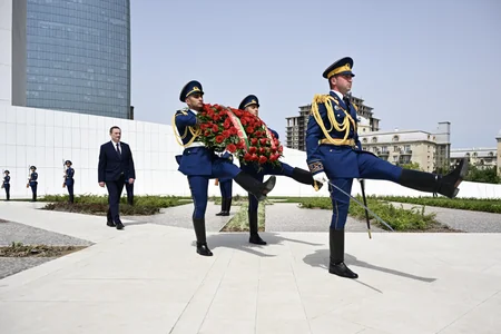 Belarusun Baş naziri Zəfər parkını ziyarət edib