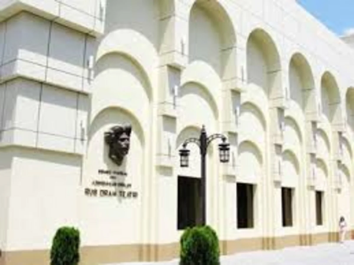 Rus Dram Teatrı Yeni il gecəsində sehrli sirlər tamaşasının nümayişinə başlayıb