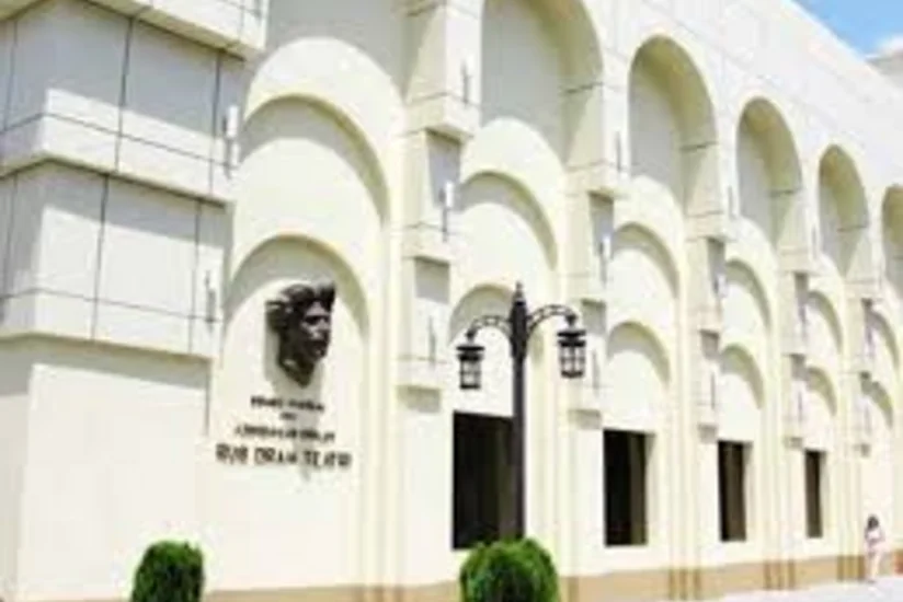 Rus Dram Teatrı Yeni il gecəsində sehrli sirlər tamaşasının nümayişinə başlayıb