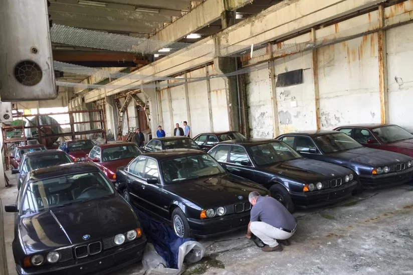 Bolqarıstanda yeni BMW avtomobillərinin atıldığı anbar tapılıb