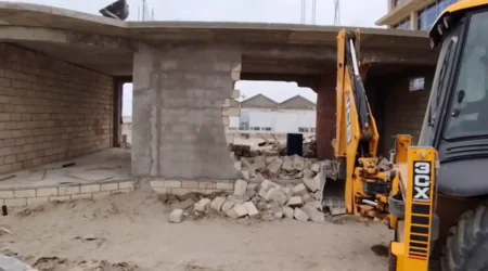 Dəniz kənarında inşa edilən qanunsuz tikili sökülüb
