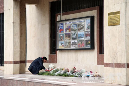 ​Жители Баку несут цветы к посольству России - ФОТО