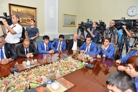 SOCAR prezidenti Bakı 2015də yüksək nəticələr göstərən “Neftçi” İdman Klubunun heyəti ilə görüşüb