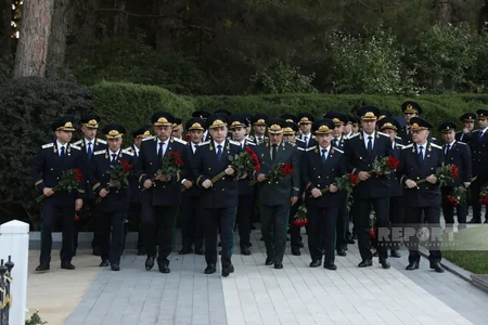 Kamran Əliyev prokurorluq işçilərinin peşə bayramı münasibətilə Fəxri xiyabanı ziyarət edib