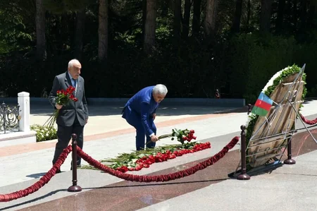 ​SOCAR-ın kollektivi ümummilli lider Heydər Əliyevin məzarını ziyarət edib