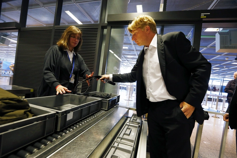 Alimlər hava limanlarında ən çirkli əşyaları açıqlayıb