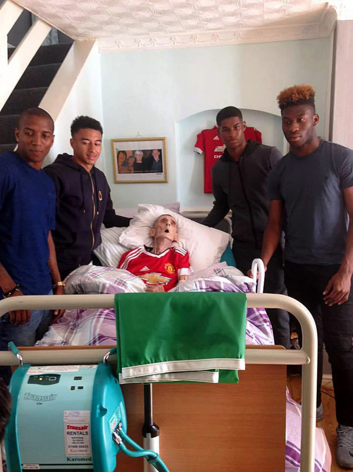 Mançester Yunayted klubu ölüm ayağında olan azarkeşi ziyarət edib - FOTO
